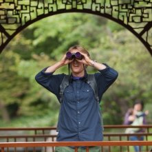 Un anno da leoni: Owen Wilson con il suo inseparabile binocolo in una scena del film