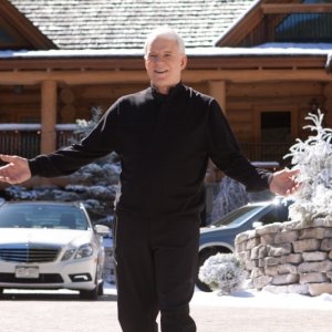 Un anno da leoni: Steve Martin sorride in una scena del film