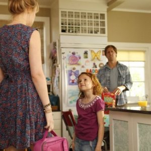 Ben & Kate: Nat Faxon e Dakota Johnson in una scena