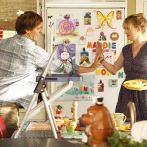 Ben & Kate: Nat Faxon e Dakota Johnson in una scena della serie