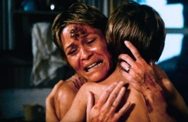 Dee Wallace in Cujo insieme a Danny Pintauro (di spalle)