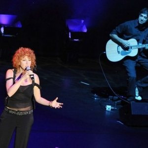 Fiorella Mannoia durante una performance a Servizio Pubblico