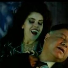 La sensuale Contessina Oniria sta per avventarsi sul povero Giandomenico Fracchia in Fracchia contro Dracula (nella foto Paolo Villaggio e Ania Pieroni)