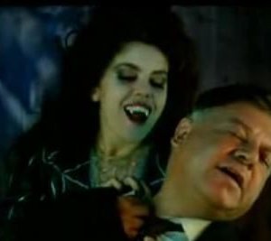 La sensuale Contessina Oniria sta per avventarsi sul povero Giandomenico Fracchia in Fracchia contro Dracula (nella foto Paolo Villaggio e Ania Pieroni)