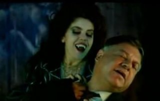 La sensuale Contessina Oniria sta per avventarsi sul povero Giandomenico Fracchia in Fracchia contro Dracula (nella foto Paolo Villaggio e Ania Pieroni)