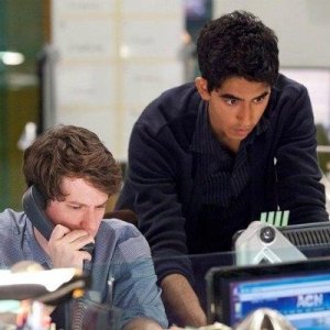 The Newsroom: Dev Patel e John Gallagher Jr. in una scena dell'episodio 'We Just Decided To'