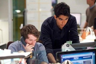 The Newsroom: Dev Patel e John Gallagher Jr. in una scena dell'episodio 'We Just Decided To'