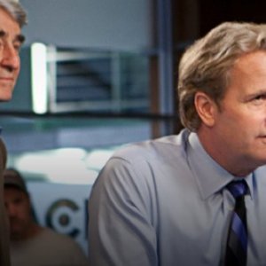 The Newsroom: Jeff Daniels e Sam Waterston in una scena dell'episodio 'We Just Decided To'