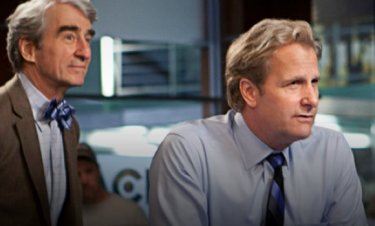 The Newsroom: Jeff Daniels e Sam Waterston in una scena dell'episodio 'We Just Decided To'