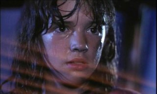 Una giovanissima Asia Argento in una scena di Demoni 2.