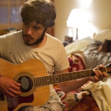 Cercasi amore per la fine del mondo: Adam Brody alle prese con la sua chitarra in una scena
