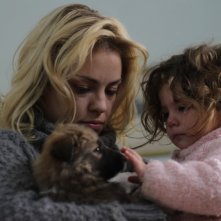 El Campo: Dolores Fonzi in una scena del film con la sua bambina