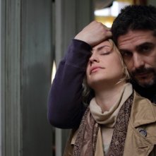 El Campo: Leonardo Sbaraglia abbraccia teneramente Dolores Fonzi in una scena del film