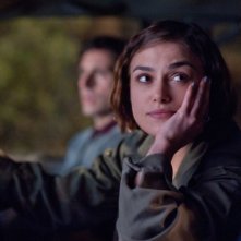 Keira Knightley in auto in un'immagine tratta da Cercasi amore per la fine del mondo