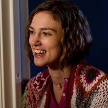 Keira Knightley sorride in una scena di Cercasi amore per la fine del mondo