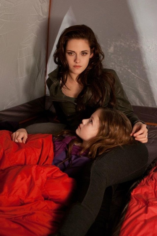 Kristen Stewart Insieme Alla Piccola Mackenzie Foy In Twilight Saga Breaking Dawn Parte 2 244324