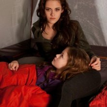 Kristen Stewart insieme alla piccola Mackenzie Foy in Twilight Saga: Breaking Dawn - Parte 2