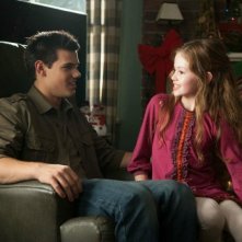 Mackenzie Foy insieme a Taylor Lautner in una scena di Twilight Saga: Breaking Dawn - Parte 2