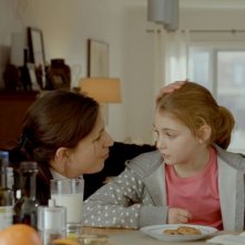 Monsieur Lazhar: Evelyne de la Chenelière con la piccola Sophie Nélisse in una scena del film