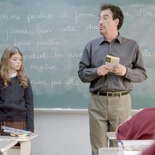 Monsieur Lazhar: Mohamed Fellag in una scena del film insieme ad una sua giovane alunna