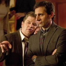 Steve Carell e Patton Oswalt in una scena tratta dal film Cercasi amore per la fine del mondo