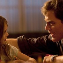 Take Shelter: il protagonista Michael Shannon in una scena del film con la piccola Tova Stewart