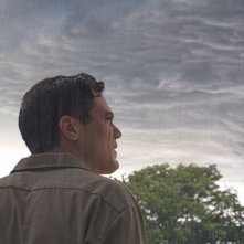 Take Shelter: Michael Shannon sotto la pioggia in una suggestiva immagine tratta dal film