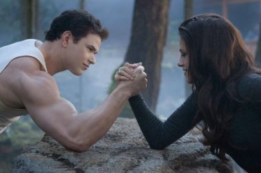 Twilight Saga: Breaking Dawn - Parte 2, braccio di ferro tra Kellan Lutz e Kristen Stewart