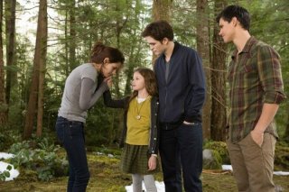 Twilight Saga: Breaking Dawn - Parte 2, Robert Pattinson, Kristen Stewart, Mackenzie Foy e Taylor Lautner in una scena