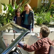 Chris Pine (di spalle) con Michael Hall D'Addario ed Elizabeth Banks in People Like Us