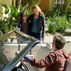 Chris Pine (di spalle) con Michael Hall D'Addario ed Elizabeth Banks in People Like Us