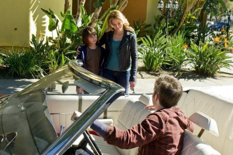 Chris Pine (di spalle) con Michael Hall D'Addario ed Elizabeth Banks in People Like Us