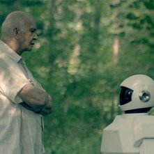 Frank Langella passeggia nel parco con il robot regalatogli in Robot and Frank