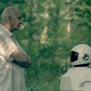 Frank Langella passeggia nel parco con il robot regalatogli in Robot and Frank