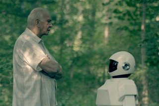 Frank Langella passeggia nel parco con il robot regalatogli in Robot and Frank