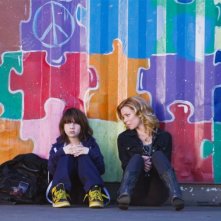 Michael Hall D'Addario ed Elizabeth Banks in People Like Us