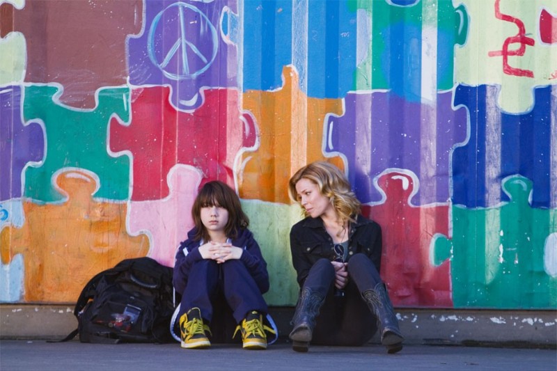 Michael Hall D'Addario ed Elizabeth Banks in People Like Us