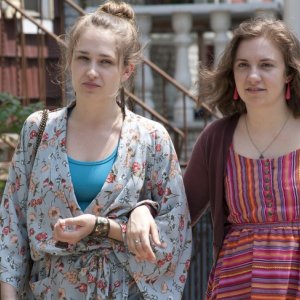 Girls: Jemima Kirke e Lena Dunham in una scena della serie HBO