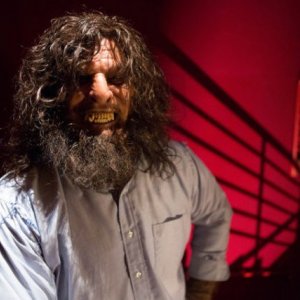 Grimm: Roger Bart in una scena dell'episodio Big Feet
