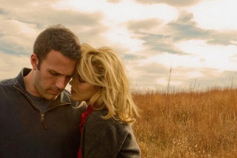 Ben Affleck e Rachel McAdams in una scena di To the Wonder