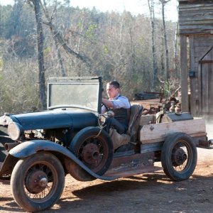 Shia LaBeouf a bordo di un'auto d'epoca in una scena di Lawless
