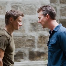 The Bourne Legacy: Jeremy Renner ed Edward Norton in una scena del film