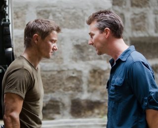 The Bourne Legacy: Jeremy Renner ed Edward Norton in una scena del film