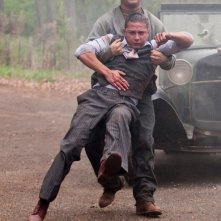 Tom Hardy trascina via uno Shia LaBeouf ferito in una scena di Lawless
