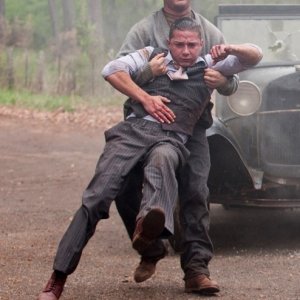 Tom Hardy trascina via uno Shia LaBeouf ferito in una scena di Lawless