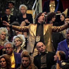 Tutto tutto niente niente: Antonio Albanese nei panni di Cetto La Qualunque in una scena