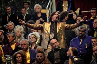 Tutto tutto niente niente: Antonio Albanese nei panni di Cetto La Qualunque in una scena