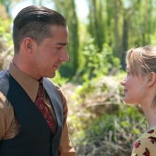 Un intenso scambio di sguardi tra Shia LaBeouf e Mia Wasikowska in Lawless