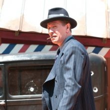 Un minaccioso primo piano notturno di Gary Oldman in Lawless