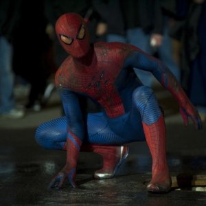 Andrew Garfield è Spiderman in una scena di The Amazing Spider-Man
